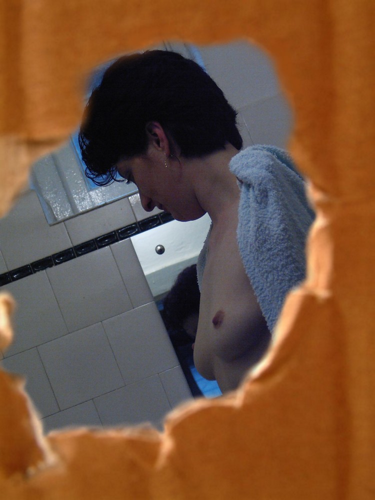 Caméra cachée d'une brune en train de se raser la chatte sous la douche
 #71653806