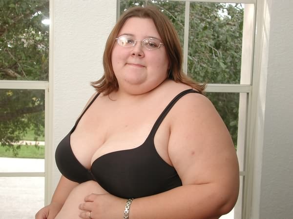 Enorme grasa gigante piel joven posando en la mansión
 #75585078