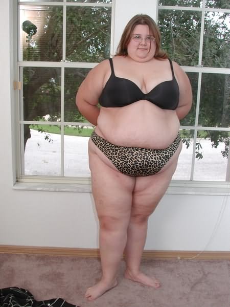 Enorme grasa gigante piel joven posando en la mansión
 #75585108