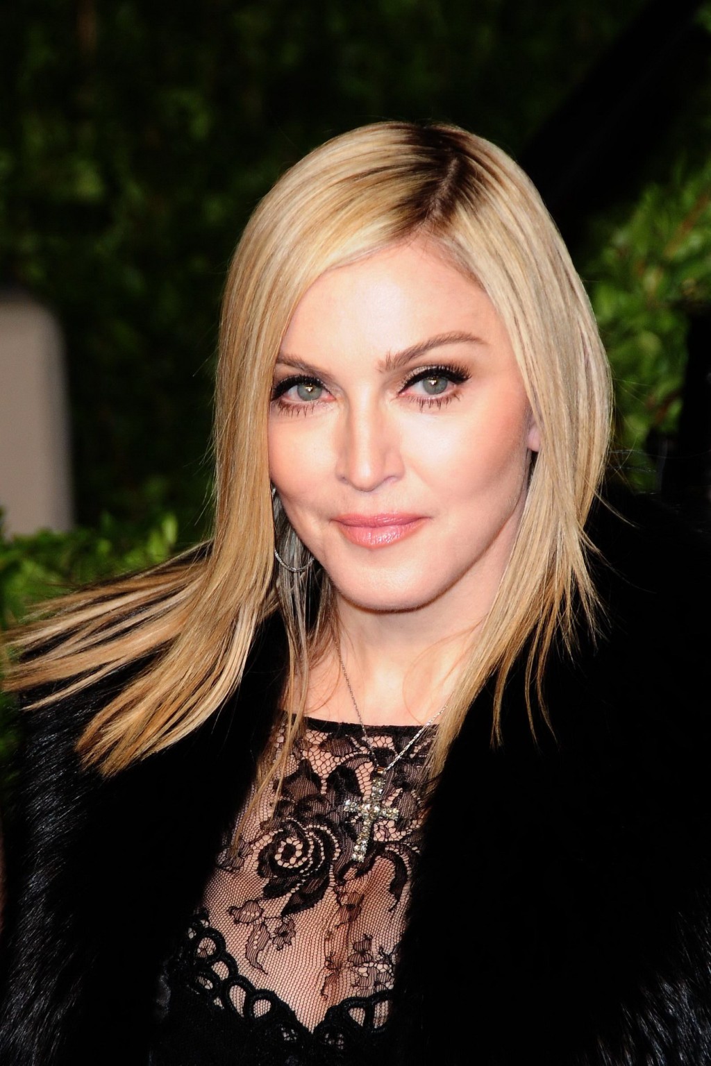 Madonna indossa calze a rete di pizzo nero al vanity fair oscar party
 #75315683