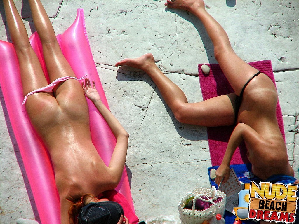 Ragazze sexy nude che godono del sole caldo sulla spiaggia
 #67371700