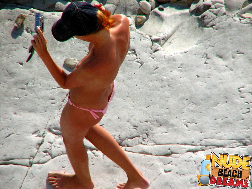 Sexy chicas desnudas disfrutando de sol caliente en la playa
 #67371725