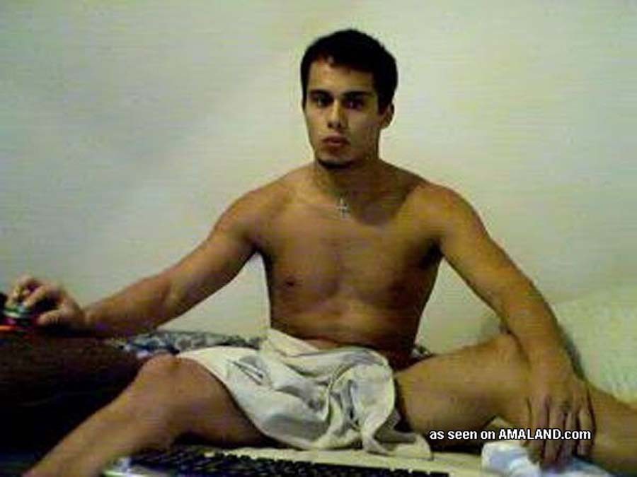 ラテン系の男が自分の熱い体をヌードで撮る
 #76942360