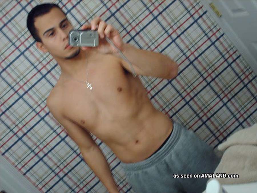 Latino hunk toma fotos de su cuerpo caliente desnudo
 #76942362