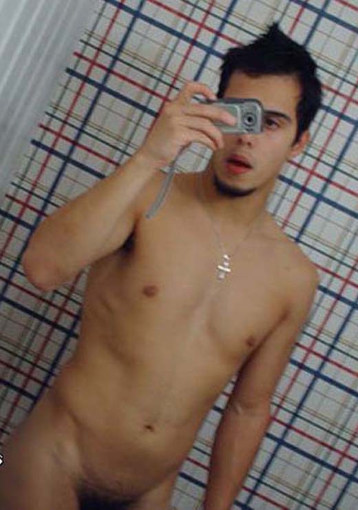 Latino hunk toma fotos de su cuerpo caliente desnudo
 #76942371