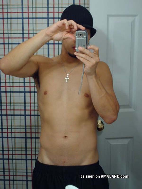 Latin hunk nimmt pics von seinem heißen Körper nackt
 #76942377