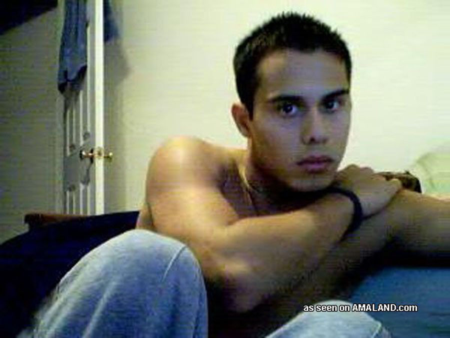 Latino hunk toma fotos de su cuerpo caliente desnudo
 #76942386