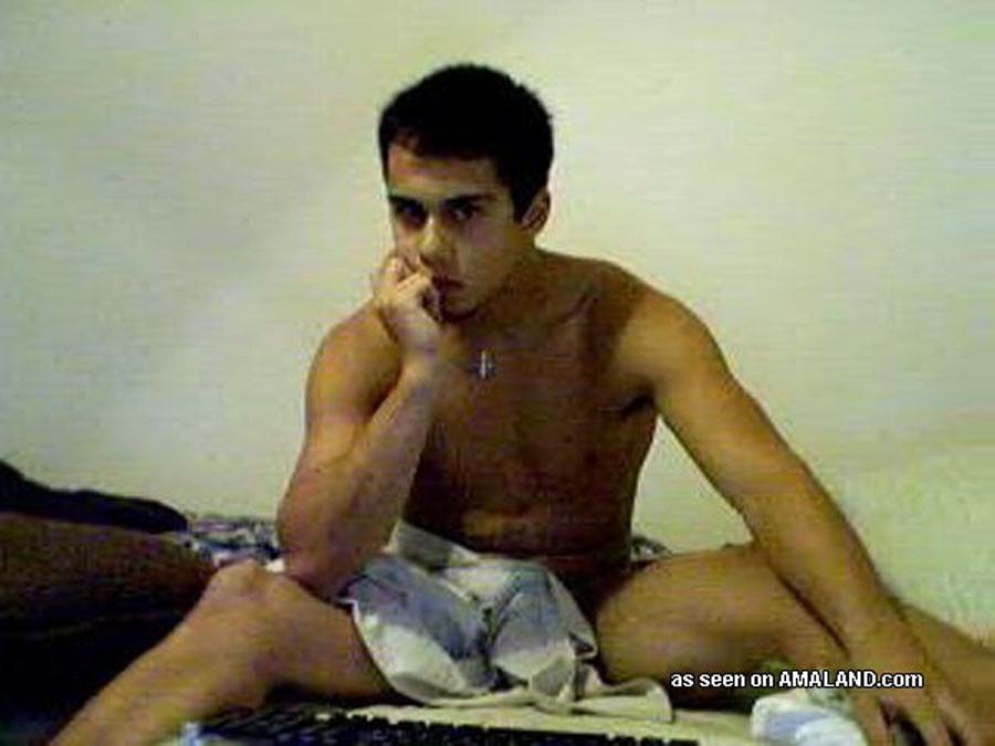 Latino hunk toma fotos de su cuerpo caliente desnudo
 #76942391