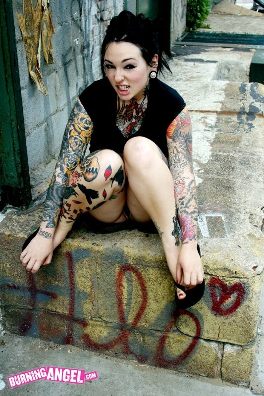 Tattooed Emo Tramp Flashing Pussy In The Back Alley #73256673