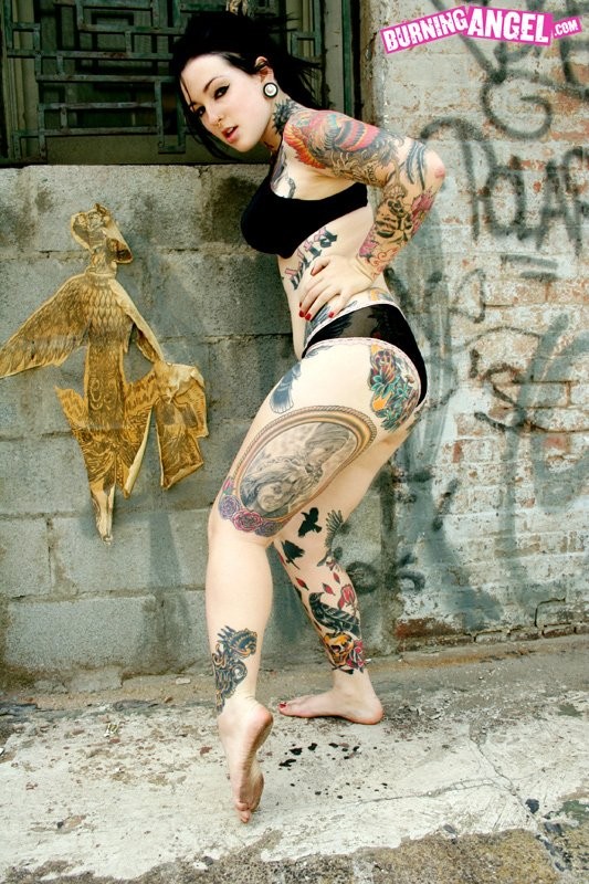 Tatuado emo vagabundo mostrando el coño en el callejón de atrás
 #73256693