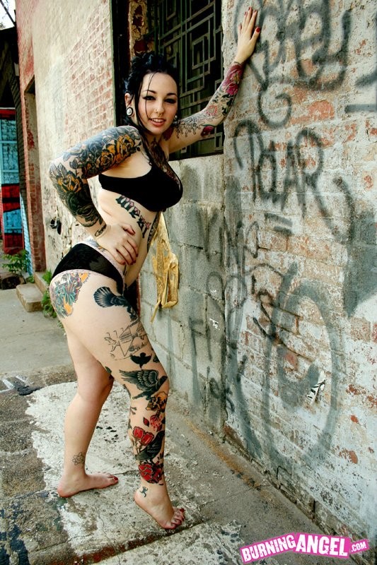 Tatuado emo vagabundo mostrando el coño en el callejón de atrás
 #73256699