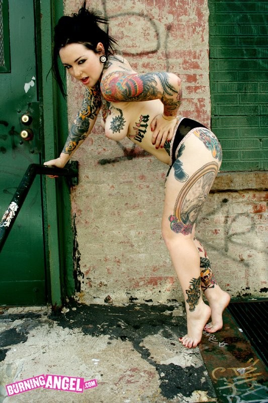 Tatuado emo vagabundo mostrando el coño en el callejón de atrás
 #73256706