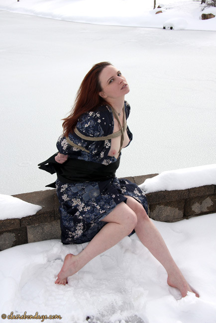 Claire adams attachée et abandonnée dans la neige
 #72115801