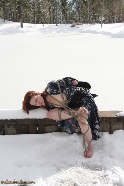 縛られて雪の中に放置されるクレア・アダムス
 #72115871