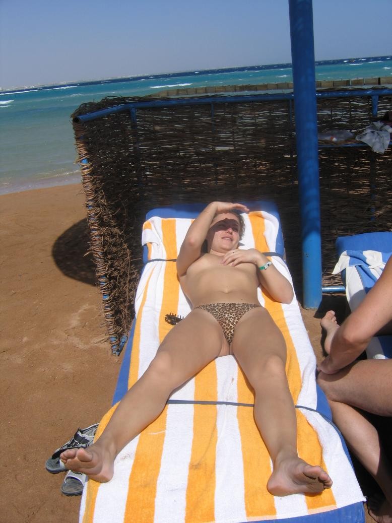 Giovane nudista a malapena legale giace nuda in spiaggia
 #72248985