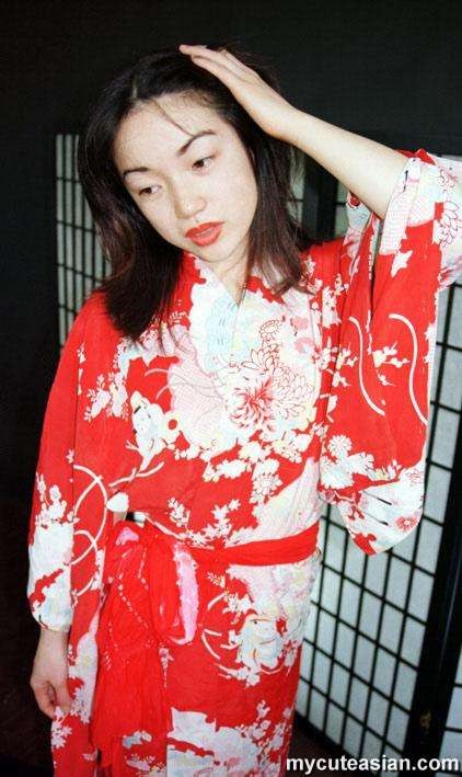 Joven japonesa en kimono abre su coño peludo
 #76275046