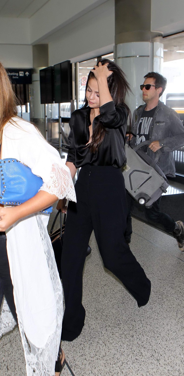 Selena gomez mostrando un enorme escote con una camisa muy abierta
 #75154636