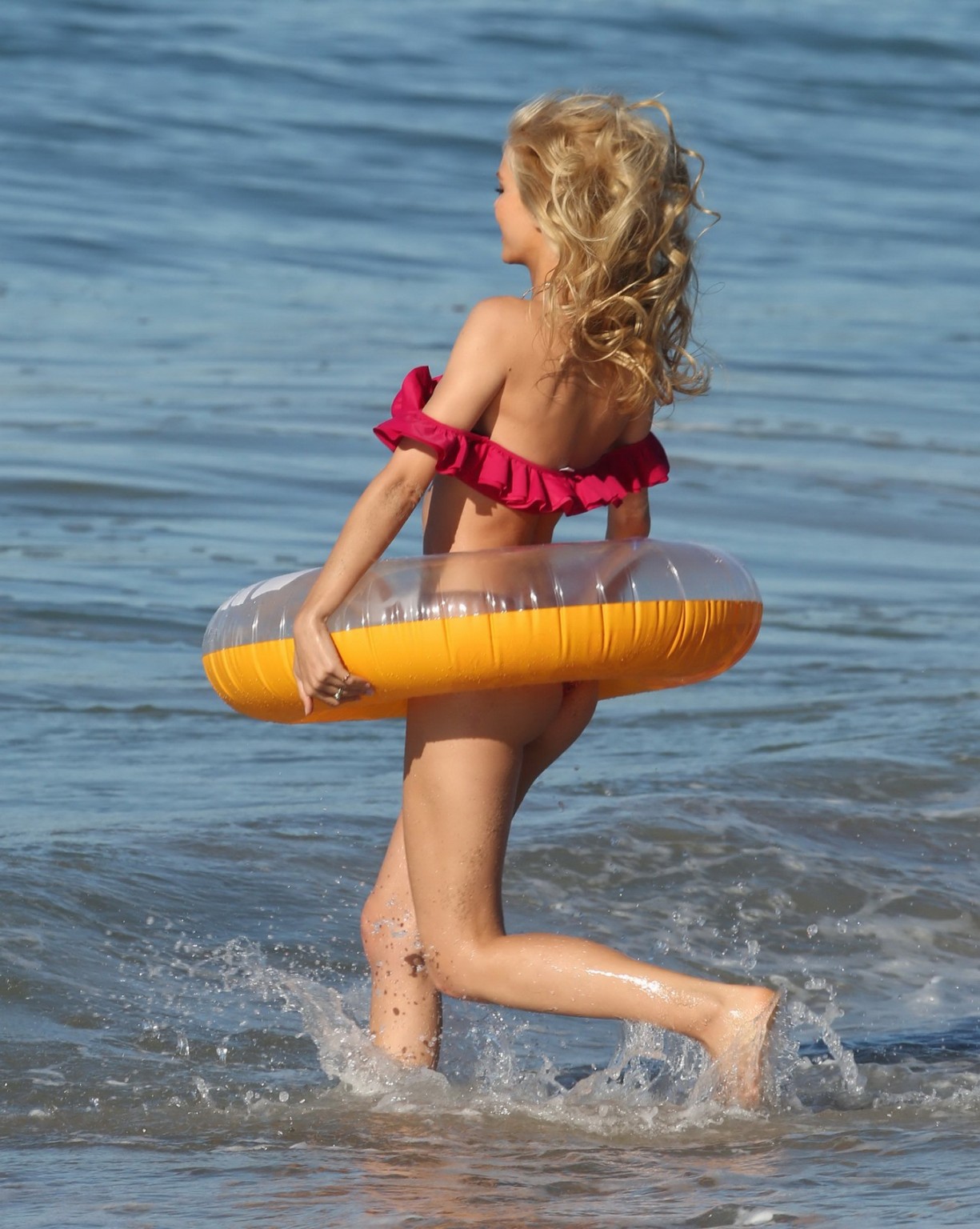 Kat torres busty e booty in rosso caldo twopiece alla spiaggia
 #75179211