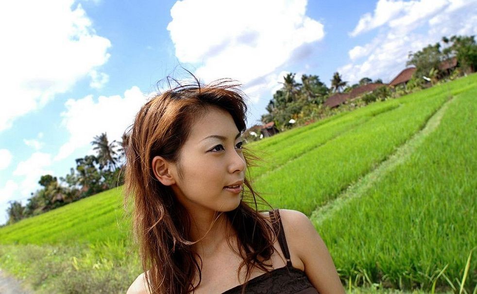 La jolie japonaise Honoka pose en plein air et montre ses seins.
 #69745908