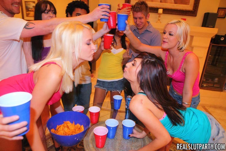 Chicas jóvenes borrachas en una fiesta de sexo en grupo con intercambio de semen
 #76791355