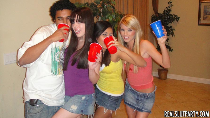 Ragazze giovani e ubriache a una festa di sesso di gruppo hardcore con scambio di sperma
 #76791365