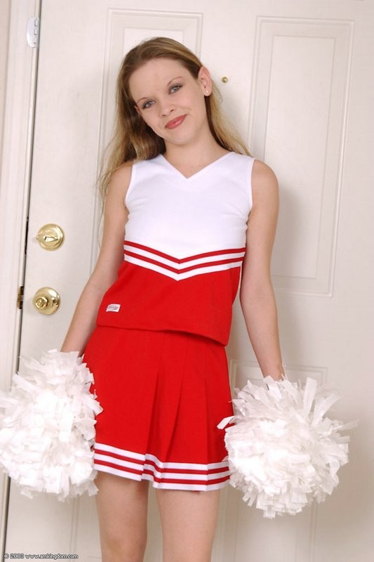 Jessica zieht ihre Cheerleader-Uniform aus, um ihre kahle Muschi zu zeigen
 #75464413