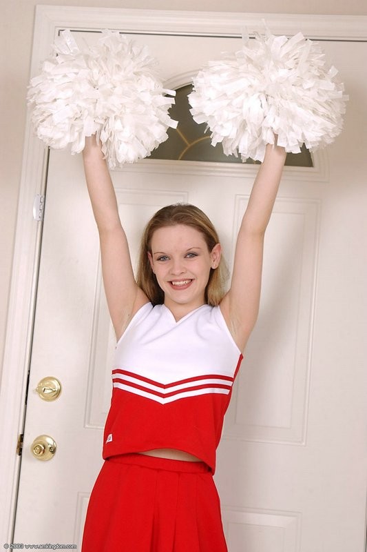 Jessica si spoglia della sua uniforme da cheerleader per mostrare la sua figa pelata
 #75464418