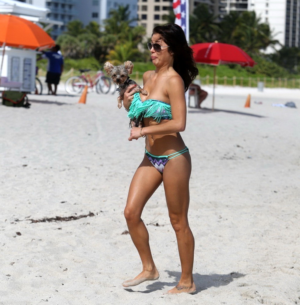 Arianny celeste en buste portant un bikini sans bretelles sur une plage de miami #75214359