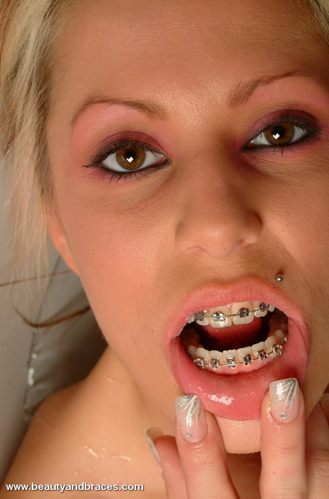 Blondine mit einem Metall Mund Verbreitung in einem Bad
 #73810255