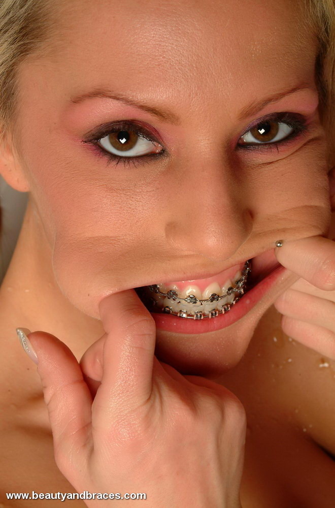 Blondine mit einem Metall Mund Verbreitung in einem Bad
 #73810261