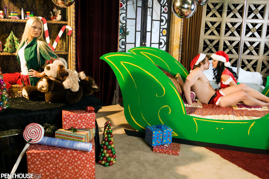 Marilyn Scott treats Santa's helper to the sleigh ride of a lifetime #78856860