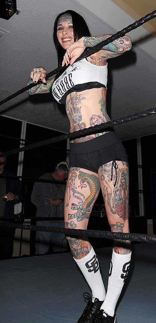 Michelle bombshell exposant son corps sexy et son cul chaud dans un ring
 #75273519