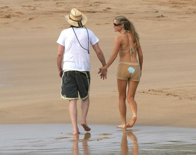Denise richards in posa nuda e bikini spiaggia foto paparazzi
 #75440057