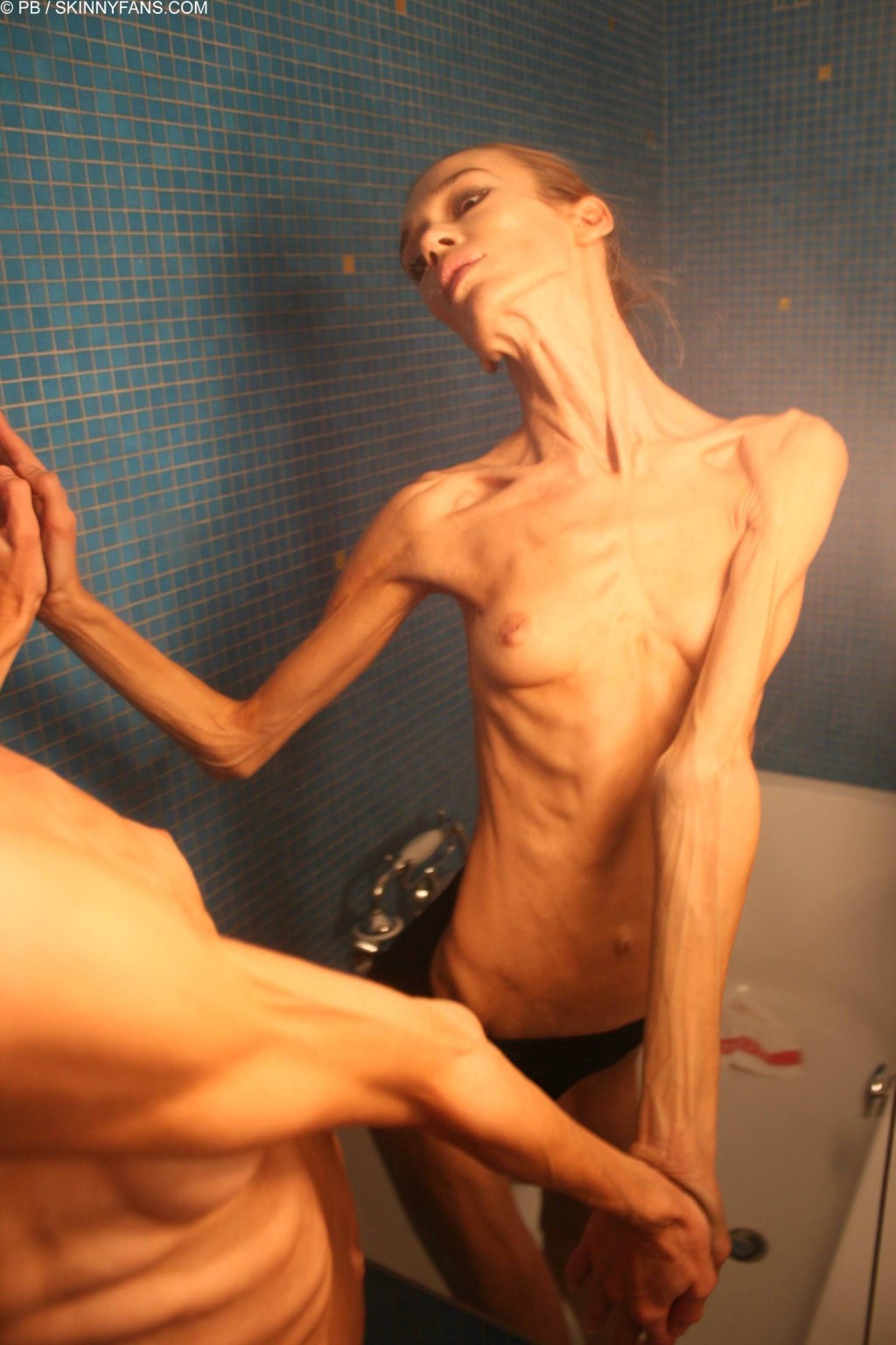 Skelett dünnes Mädchen inna posiert zu Hause
 #67279098