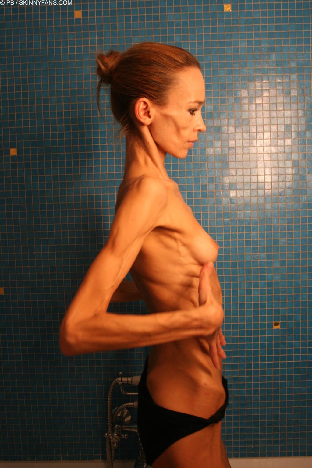 Skelett dünnes Mädchen inna posiert zu Hause
 #67279105