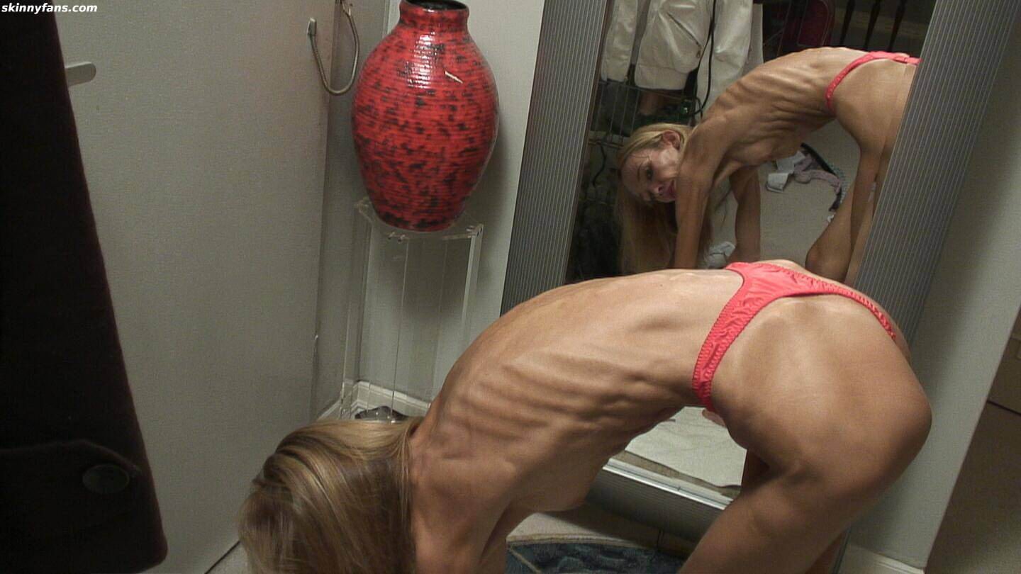 Skelett dünnes Mädchen inna posiert zu Hause
 #67279111