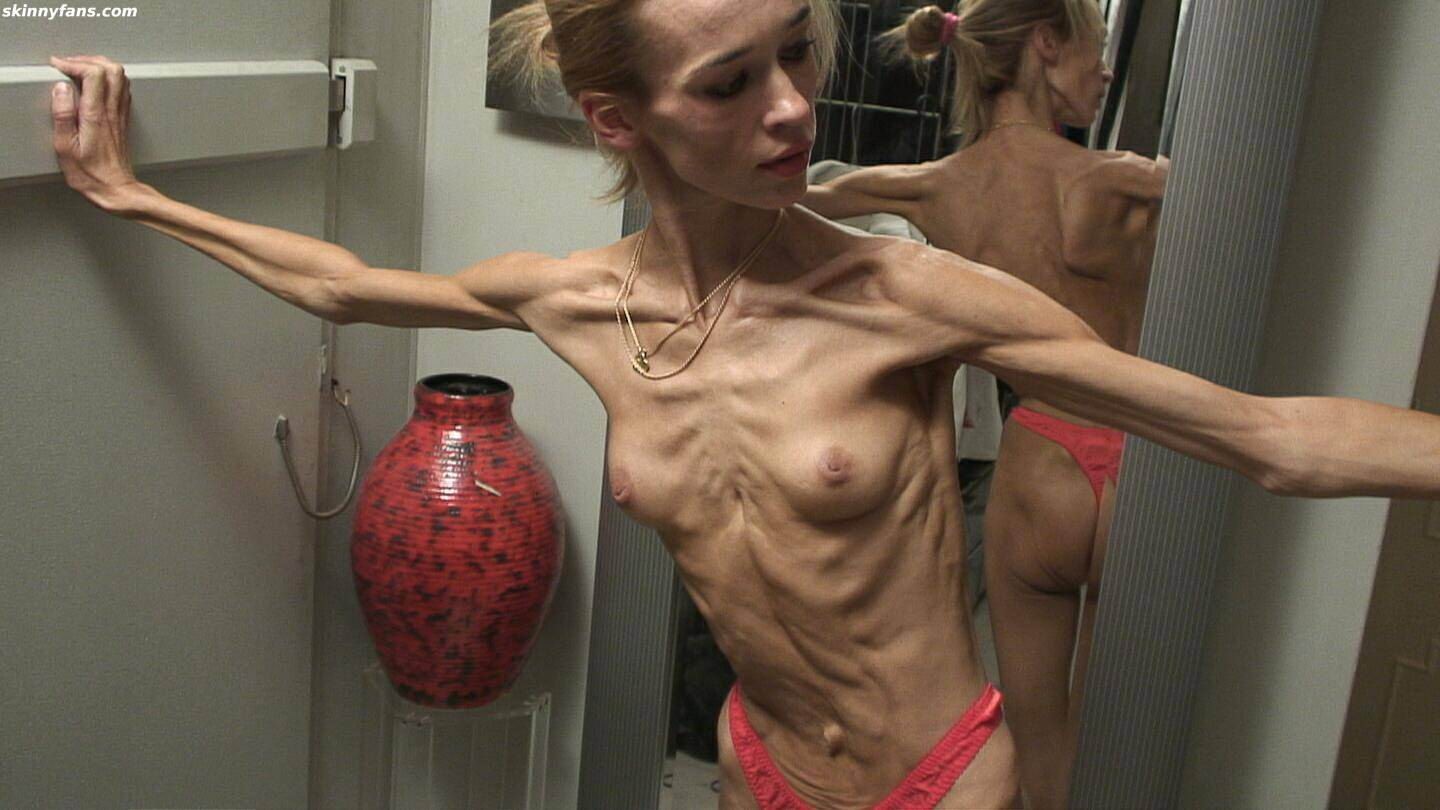 Skelett dünnes Mädchen inna posiert zu Hause
 #67279122