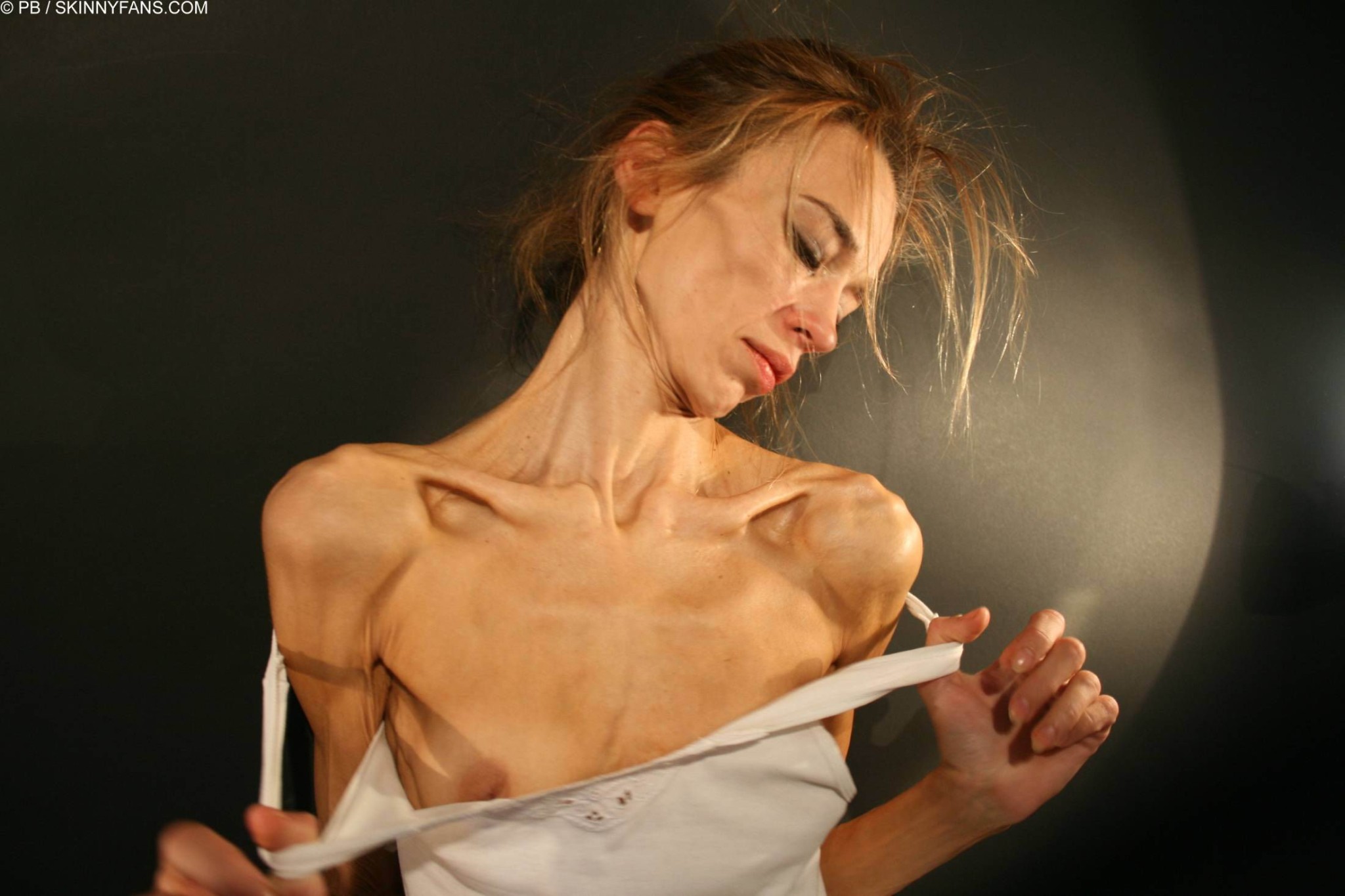 Skelett dünnes Mädchen inna posiert zu Hause
 #67279128