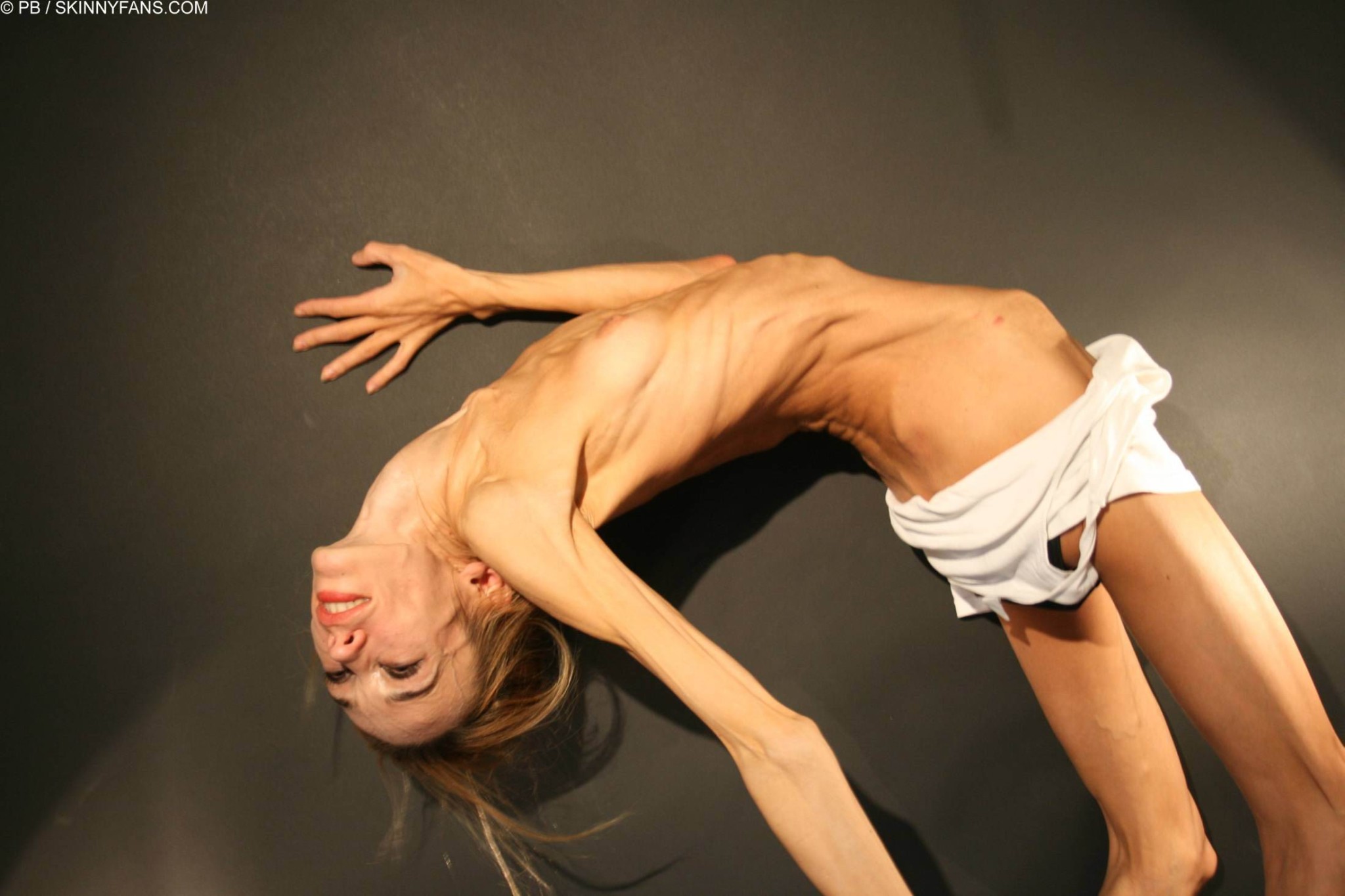 Skelett dünnes Mädchen inna posiert zu Hause
 #67279131