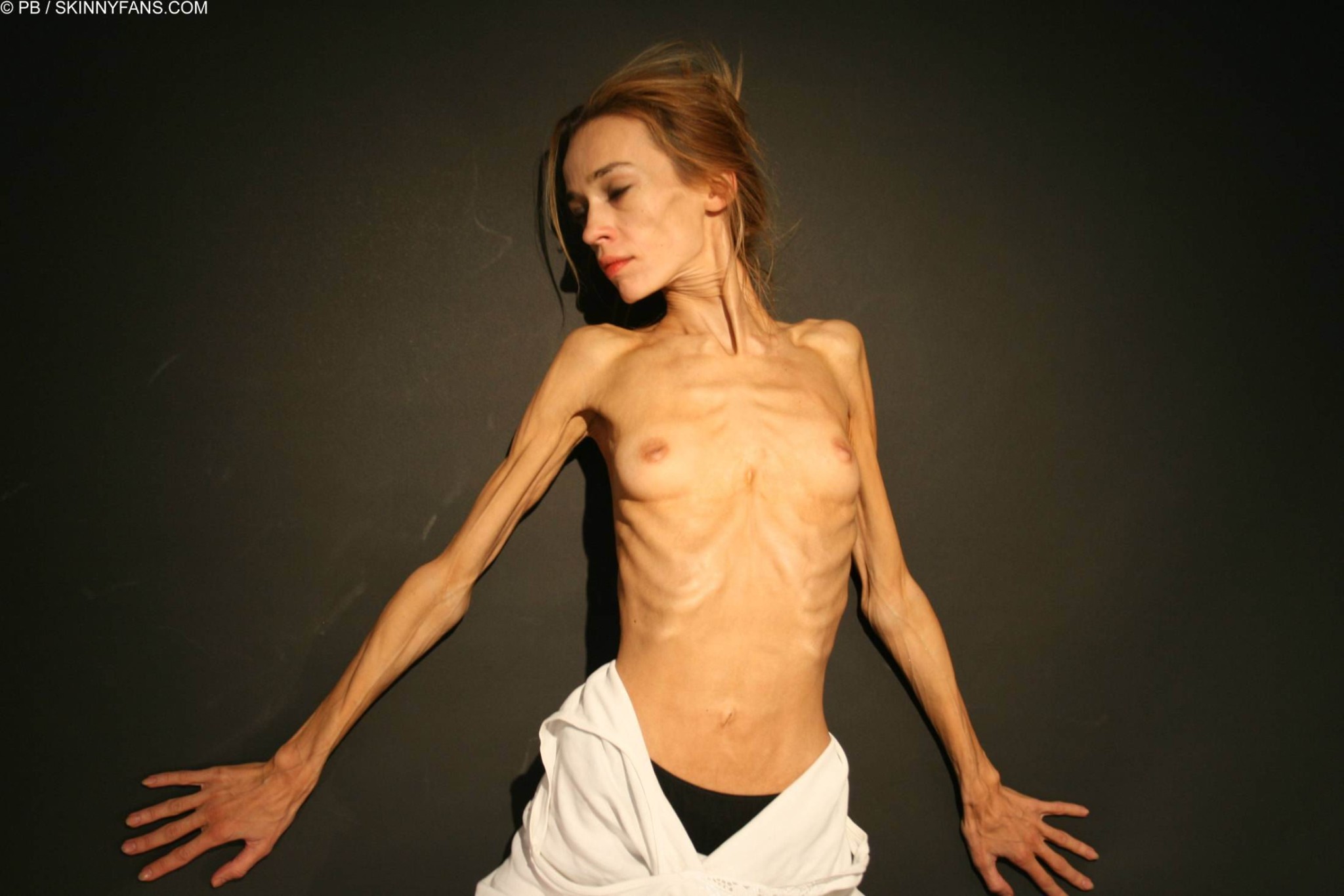 Skelett dünnes Mädchen inna posiert zu Hause
 #67279139