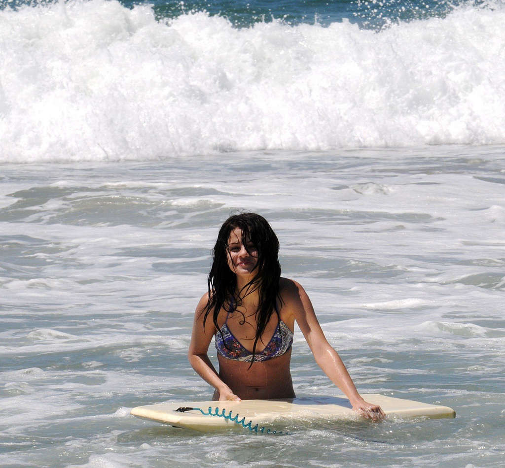 Selena gomez exponiendo cuerpo sexy y culo caliente en bikini en la playa
 #75334742