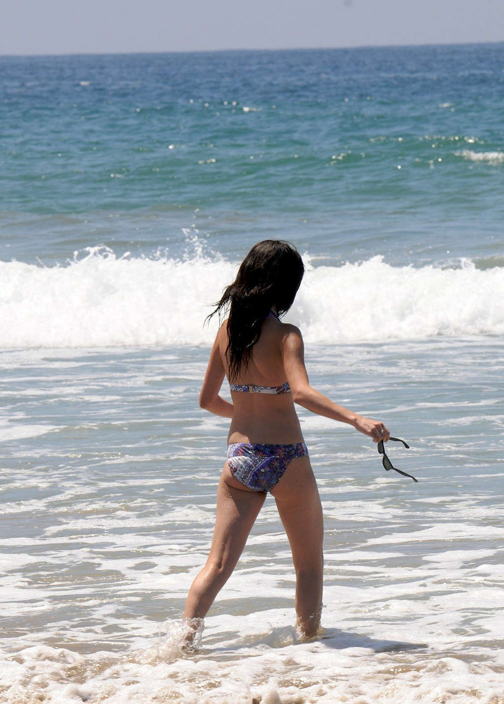 Selena gomez exposant son corps sexy et ses fesses en bikini sur la plage.
 #75334841