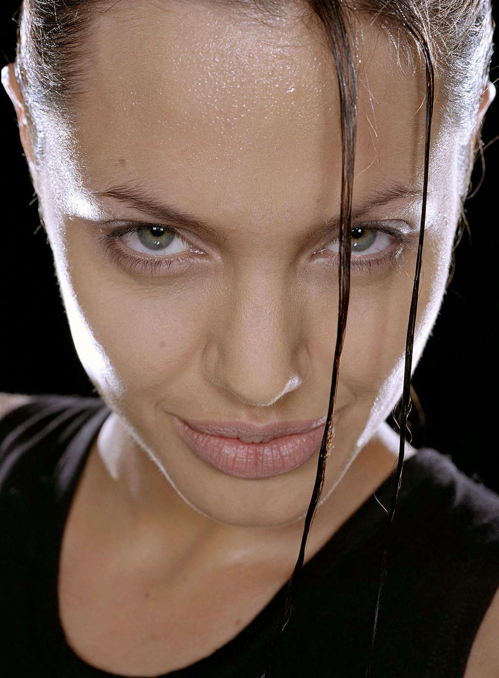 Angelina jolie se ve sexy como lara croft y mostrando tetas
 #75349752