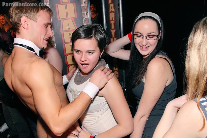 Chicas cachondas chupando y follando en una fiesta hardcore
 #76834505