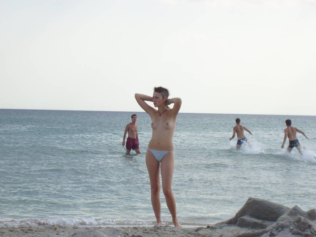 Una playa pública se calienta con dos nudistas jóvenes calientes
 #72256672