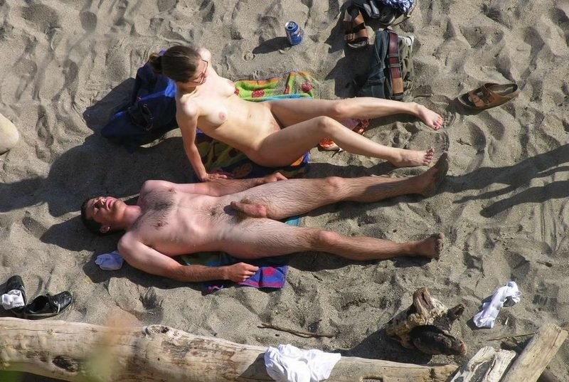 Giovane magra con tette vivaci nuda in una spiaggia nudista
 #72254608