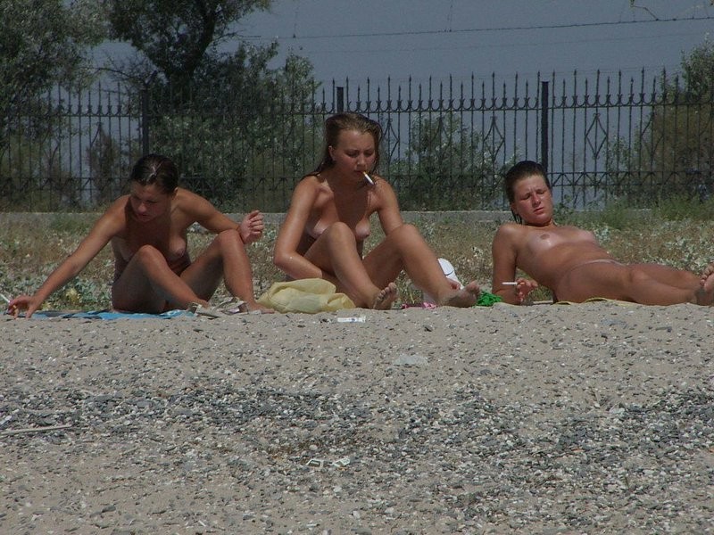 Jeune mince aux seins volumineux nue sur une plage nudiste
 #72254617
