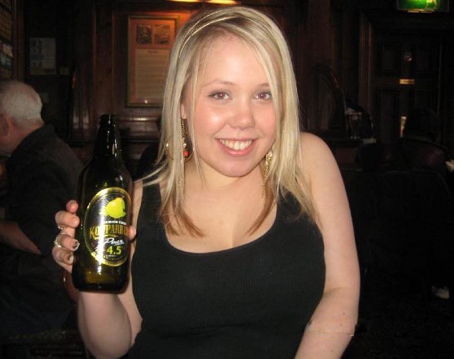 Une fille de bar avec des bières et des amis
 #67364297