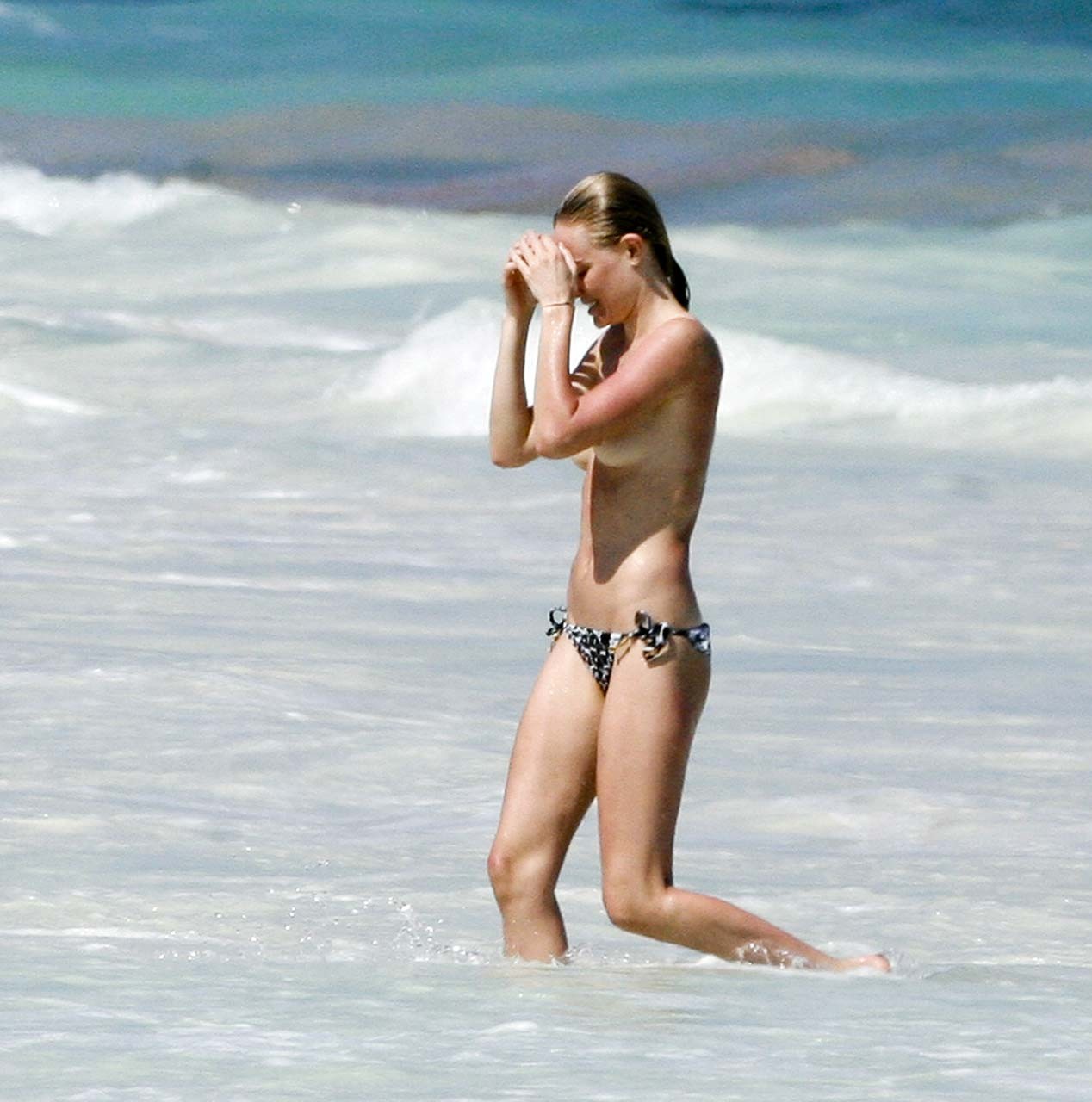 Kate bosworth s'amusant sur la plage en topless et exposant son corps sexy en bikini
 #75308744