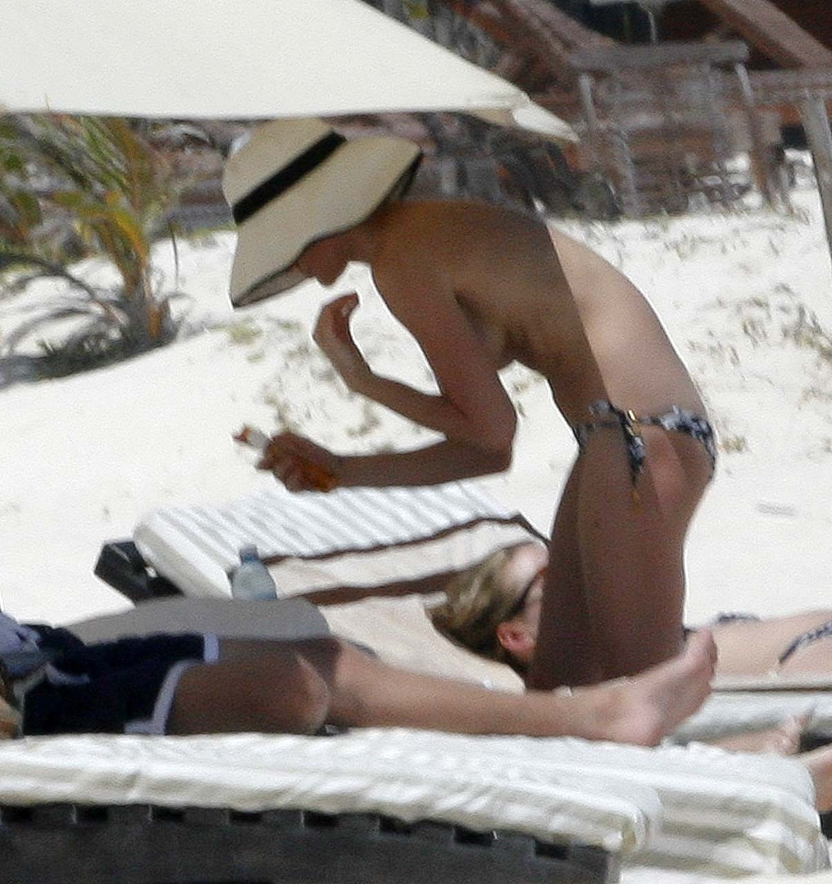 Kate bosworth s'amusant sur la plage en topless et exposant son corps sexy en bikini
 #75308769